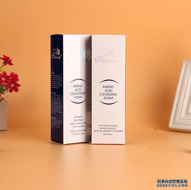 化妆品包装是指化妆品容器和化妆品纸质包装。国际和国家对化妆品制度得标准以及检测标准,地区和地方监管机构,这些都是化妆包装公司必须遵守。化妆品纸质包装盒是由包装盒生产厂家提供给化妆品公司得产品包装。 繁荣的化妆品行业为化妆包装盒行业提供了初步的动力。消费者特别是发展中国家消费者购买力的飙升,加上消费者美丽得外表更加重视,梳妆打扮的趋势已经增强,各个年龄层男女老少需求不同,正在积极得推广这一个市场,包装盒生产厂家进一步产量得到提升。互联网和社交媒体平台的渗透在几个方面支持了这一市场的增长。社交媒体平台上挤满了生活方式博客和化妆教程,这正积极影响年轻人试图模仿名人的化妆品的冲动购买。此外,互联网促进了不同品牌的在线化妆店的开放,为这个市场充电。 化妆包装盒在扩大消费者基础方面发挥着至关重要的作用。具有吸引力和功能性的包装的化妆产品不仅在用户虚荣心中占有一席之地,而且还有助于化妆品公司推广其品牌,扩大其产品的市场份额。包装盒生产厂家生产化妆包装中使用的基本原材料是塑料和纸质。有些是需要投入可回收利用得材料,疫情大流行对这个市场产生了负面影响。由于全球封锁,化妆店被关闭,化妆品的流动性和供应链中断。此外,由于采用家庭工作方法和避免社交聚会,对化妆的需求大大降低,这反过来又打乱了这一市场的增长。由于环境保护和采用可持续项目,化妆品包装盒生产厂家正在开发生产环保包装解决方案的技术,并为这一市场创造新的途径。